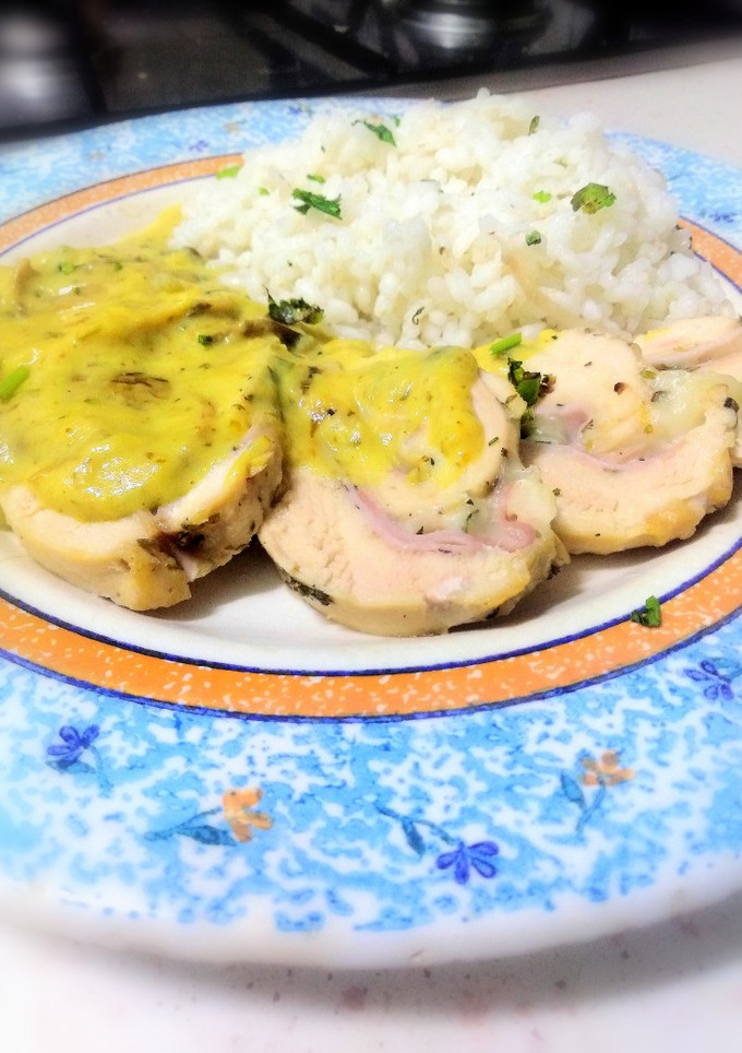 Una foto de Redondo de pollo con salsa