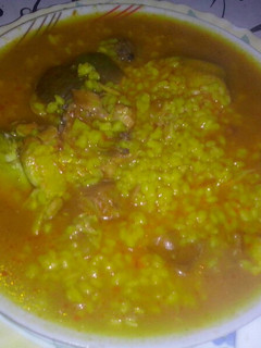 Una foto de Arroz con pollo y alcachofas