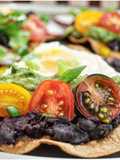 Huevos rancheros tostadas de desayuno con aguacate  salsa verde
