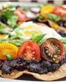 Huevos rancheros tostadas de desayuno con aguacate  salsa verde