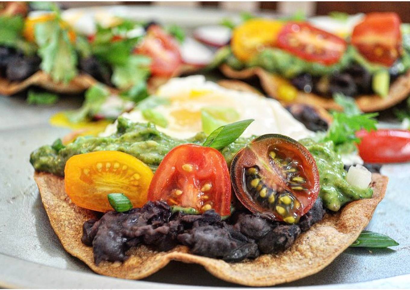 Huevos rancheros tostadas de desayuno con aguacate salsa verde