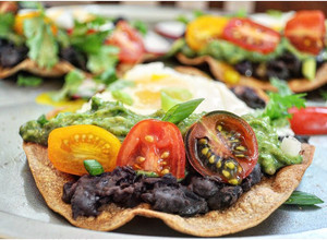 Una foto de Huevos rancheros tostadas de desayuno con aguacate  salsa verde
