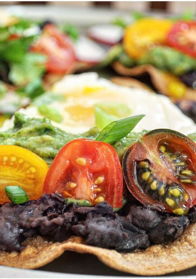 Una foto de Huevos rancheros tostadas de desayuno con aguacate  salsa verde