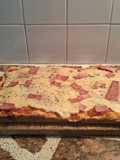 Pizza crocante con queso muzzarella y un toque de panceta