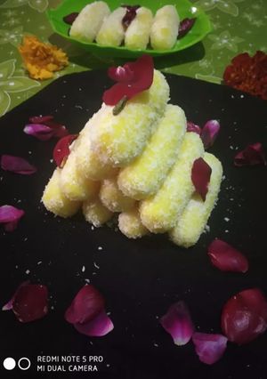 A picture of Chawal ke chamcham/rice sweets.