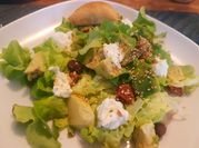 Une photo de avocat mozzarella