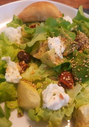 Une photo de Salade composée : avocat tomate séchées et mozzarella