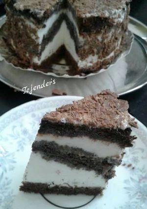 A picture of Chocolate vanilla ice cream cakeeasy 2 ingredients.
