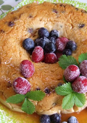 Una foto de Flan de naranja con bizcocho y nueces