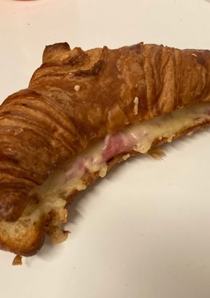 Une photo de Croissant au jambon