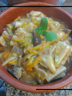 Una foto de One-pot Pasta con Champignon y verduritas 🍲🍄