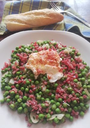Una foto de Guisantes con Jamón y huevo poche