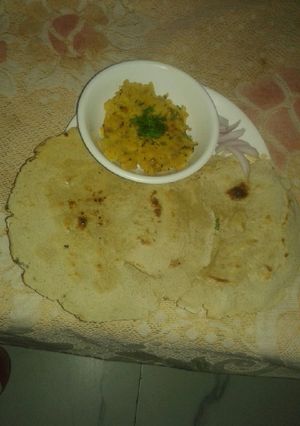 A picture of Jhunka Bhakari.