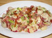 Una foto de ensalada de papa con tocino