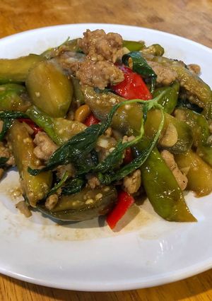 รูปของ ผัดมะเขือยาวโหระพาหมูสับผัดมะเขือที่อร่อยและไม่ดำ