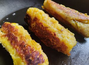 Una foto de Rollitos de plátano maduro rellenos de bocadillo de guayaba y queso🍯🧀🍌