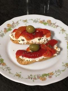 Una foto de Tostas de pimiento asado