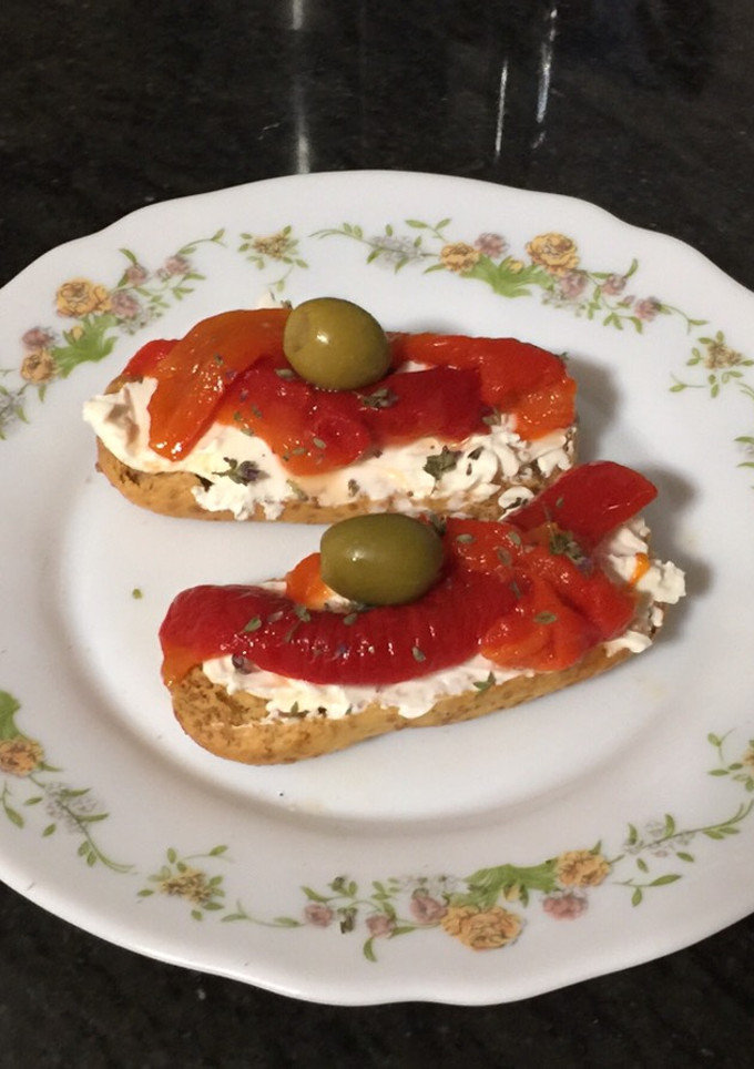 Una foto de Tostas de pimiento asado