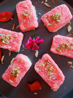 सूजी बर्फी (Suji Barfi Recipe in Hindi) रेसिपी मुख्य फोटो