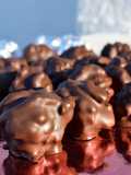 Bombones de nuez con baño de chocolate