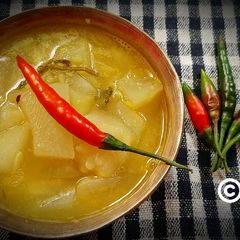 A picture of Lauki daal- "Lau daal".