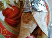 Una foto di piadina con olio