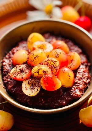 Hình của món 🌱 Cháo Yến Mạch Ca Cao Topping Cherry Trắng (Vegan).