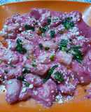 Ñoquis con crema de remolacha y albahaca