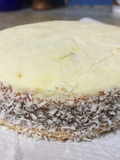 Una foto de Súper Alfajor de maicena con súper dulce de leche