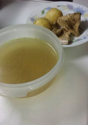 Una foto de Caldo de pollo rápido de rechupete 😊