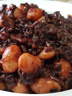 Una foto de Arroz negro venere con alubias y chorizo