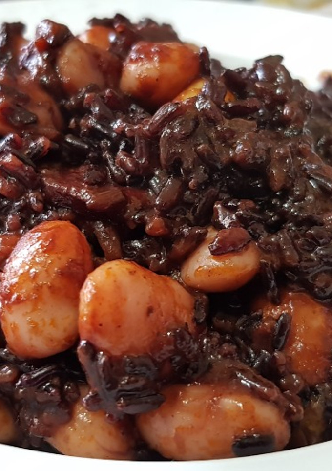 Una foto de Arroz negro venere con alubias y chorizo