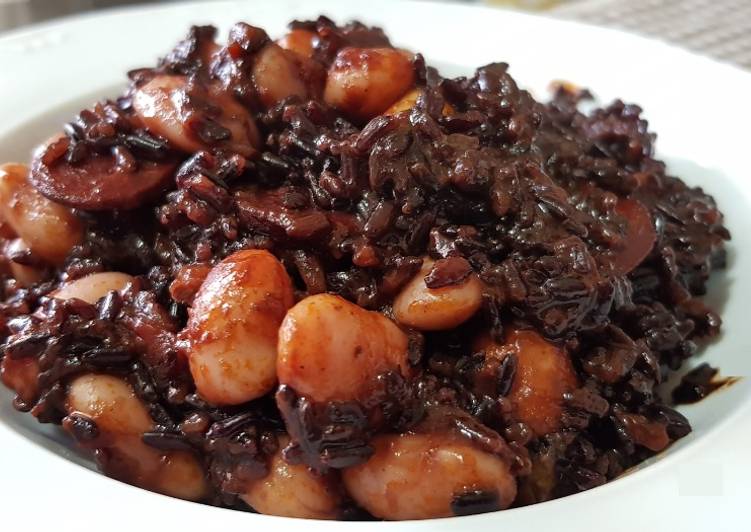 Arroz negro venere con alubias y chorizo