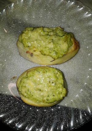 Una foto de Papas rellena con crema de leche y brócoli