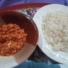 A picture of White Rice with Corned Beef and Egg Sauce.