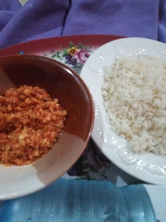 A picture of White Rice with Corned Beef and Egg Sauce.