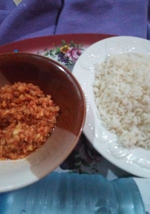 A picture of White Rice with Corned Beef and Egg Sauce.