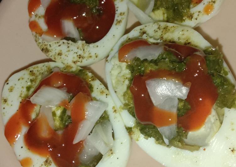Boiled eggs with chutney