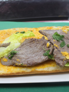 Una foto de Bocadillo de ternera con lechuga y perejil