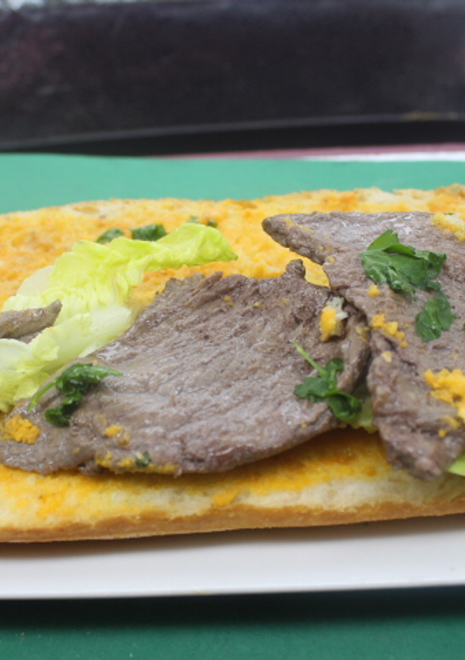 Una foto de Bocadillo de ternera con lechuga y perejil