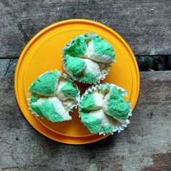 Bolu kukus pandan রেসিপির প্রধান ছবি