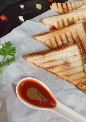 क्रीमी वेज ग्रिल्ड सैंडविच 😋 रेसिपी मुख्य फोटो