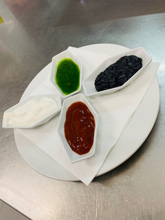 Una foto de 4 salsas para tapas: Salsa brava, ajo-aceite, alioli negro y salsa verde