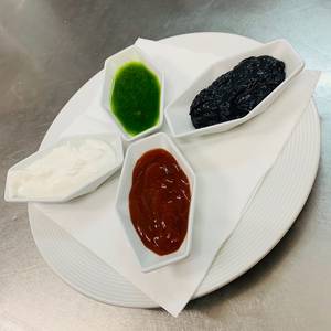 4 salsas para tapas: Salsa brava, ajo-aceite, alioli negro y salsa verde