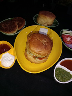 आलू टिक्की बर्गर (Aloo Tikki Burger recipe in Hindi) रेसिपी मुख्य फोटो
