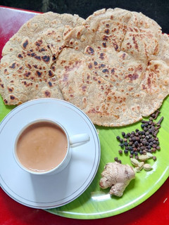 काली मिर्च कोकी विथ मसाला चाय (kali mirch koki with masala chai recipe in Hindi) रेसिपी मुख्य फोटो