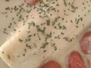Una foto de bacalao con tomates cherry