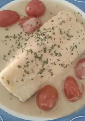 Una foto de Bacalao en salsa de leche de coco, lima y yakiniku con cherrys