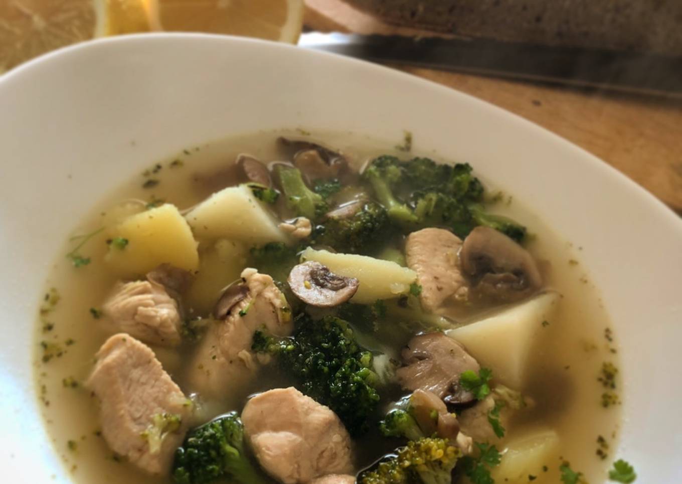 Sopa de pollo, brocoli y setas