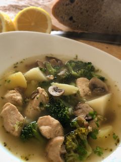 Una foto de Sopa de pollo, brocoli y setas